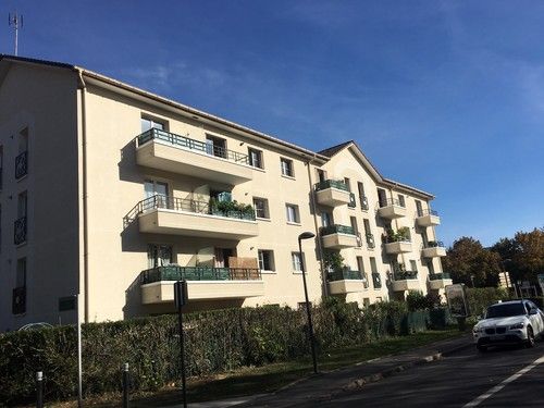 A Torcy, beau F2 avec terrasse et parking