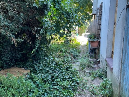 Rueil Malmaison, propriété avec terrain et constructions figées dans le temps